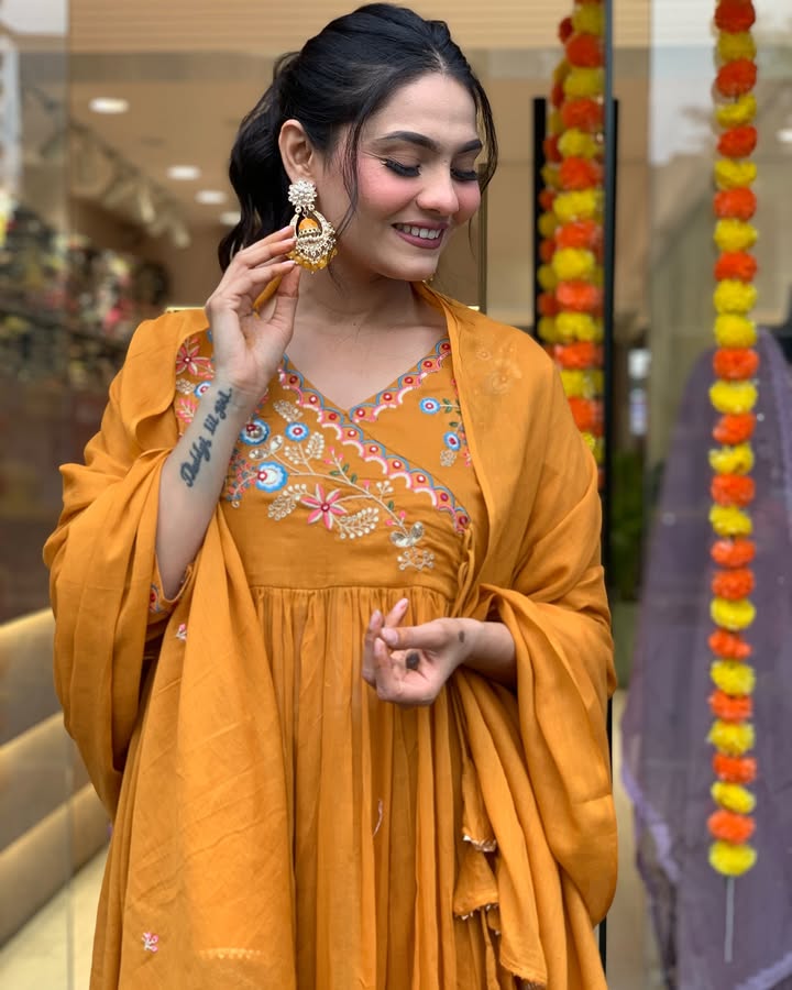 Graceful Embroidered Viscose Chanderi Suit Set with Matching Chanderi Dupatta – 3-Piece Ensemble